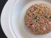 Una foto de arroz chaufa con salsa de soja