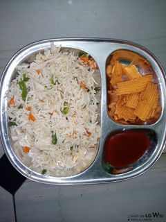 இன்ஸ்டன்ட் ஃப்ரைடு ரைஸ் (Instant fried rice recipe in tamil) செய்முறை முக்கிய புகைப்படம்