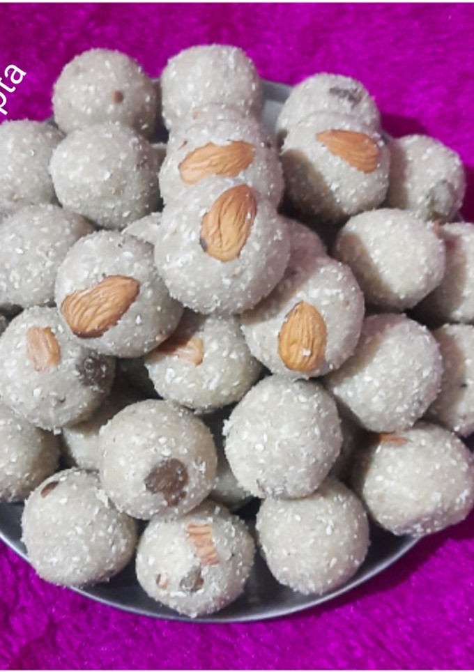 तिल खोया के लड्डू (til khoya ki ladoo recipe in Hindi) रेसिपी मुख्य फोटो