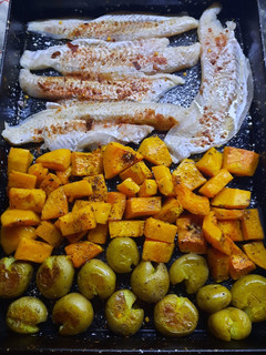 Una foto de Merluza al horno (filet) cubos de zapallo y papines