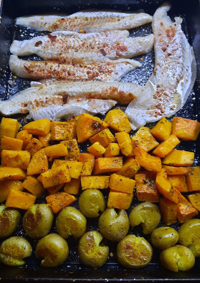 Una foto de Merluza al horno (filet) cubos de zapallo y papines