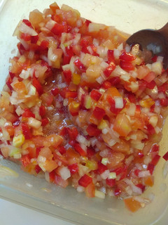 Una foto de Salsa criolla. Ideal para acompañar carnes asadas. 🍅🧅🌶️🍋