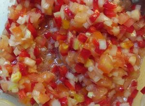 Una foto de Salsa criolla. Ideal para acompañar carnes asadas. 🍅🧅🌶️🍋