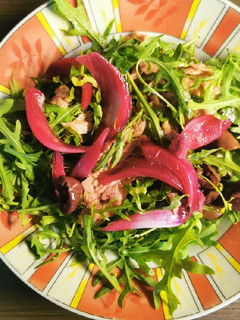 Tonhal saláta olivabogyóval, lilahagymával, rukkolával recept fotója