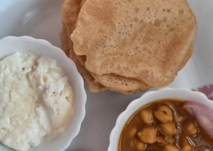 Puri with chole and curd