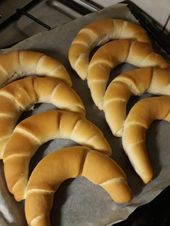 Házi tejes kifli recept fotója