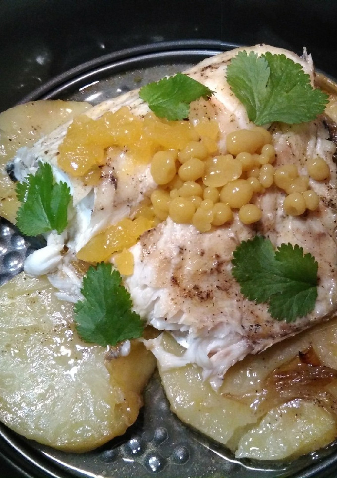 Una foto de Merluza al horno con falso caviar de aceitunas rellenas de anchoa