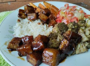 Una foto de Tofu de lentejas con teriyaki🤔🤪😋