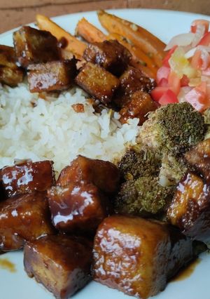 Una foto de Tofu de lentejas con teriyaki🤔🤪😋