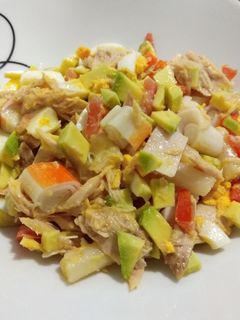 Una foto de Ensalada de atún y Aguacate