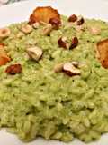Risotto alla crema di zucchine e basilico con nocciole tostate