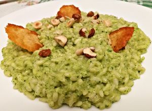 Foto di Risotto alla crema di zucchine e basilico con nocciole tostate