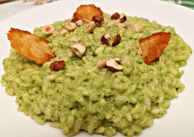 Risotto alla crema di zucchine e basilico con nocciole tostate