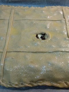 Una foto de Masa para empanada de manzana y uvas pasas