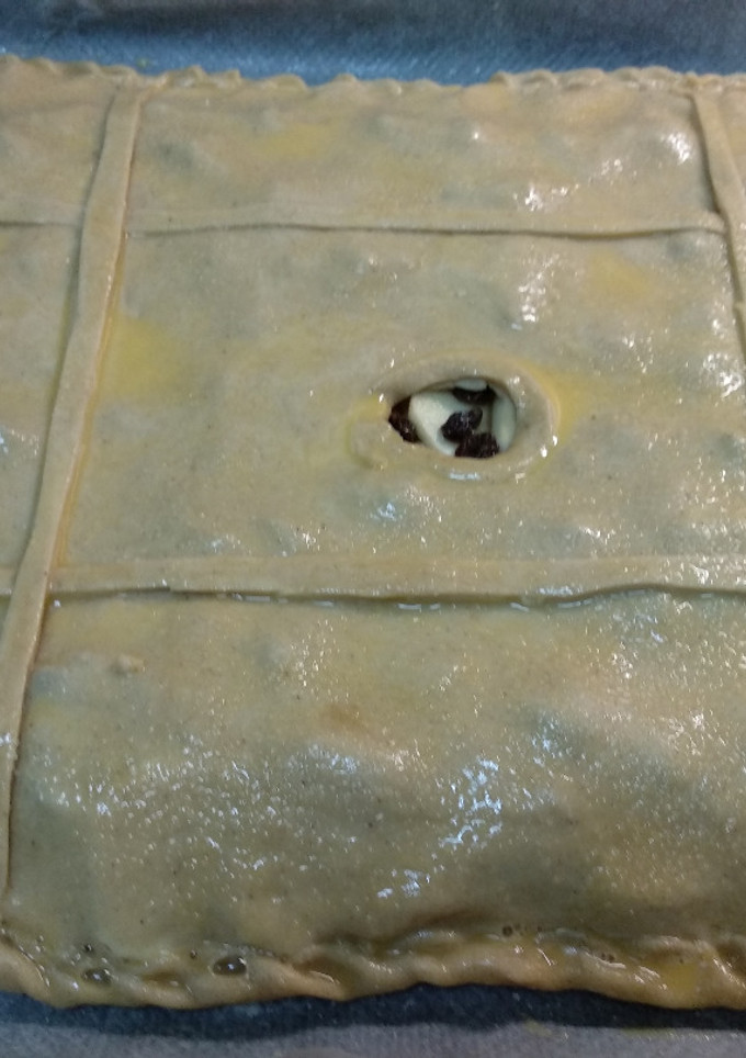 Una foto de Masa para empanada de manzana y uvas pasas
