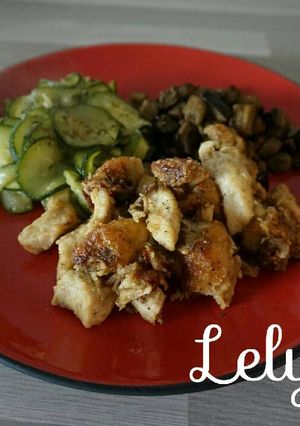 Une photo de Poulet fondant et croustillant, courgette et aubergines