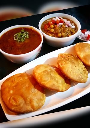 खस्ता कचौड़ी और आलू की सब्जी (khasta kachodi aur aloo ki sabzi recipe in Hindi) रेसिपी मुख्य फोटो