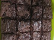 Una foto de brownie con cocoa