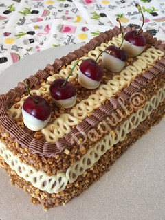 Una foto de Comtessa de topping con cacao y chocolate blanco