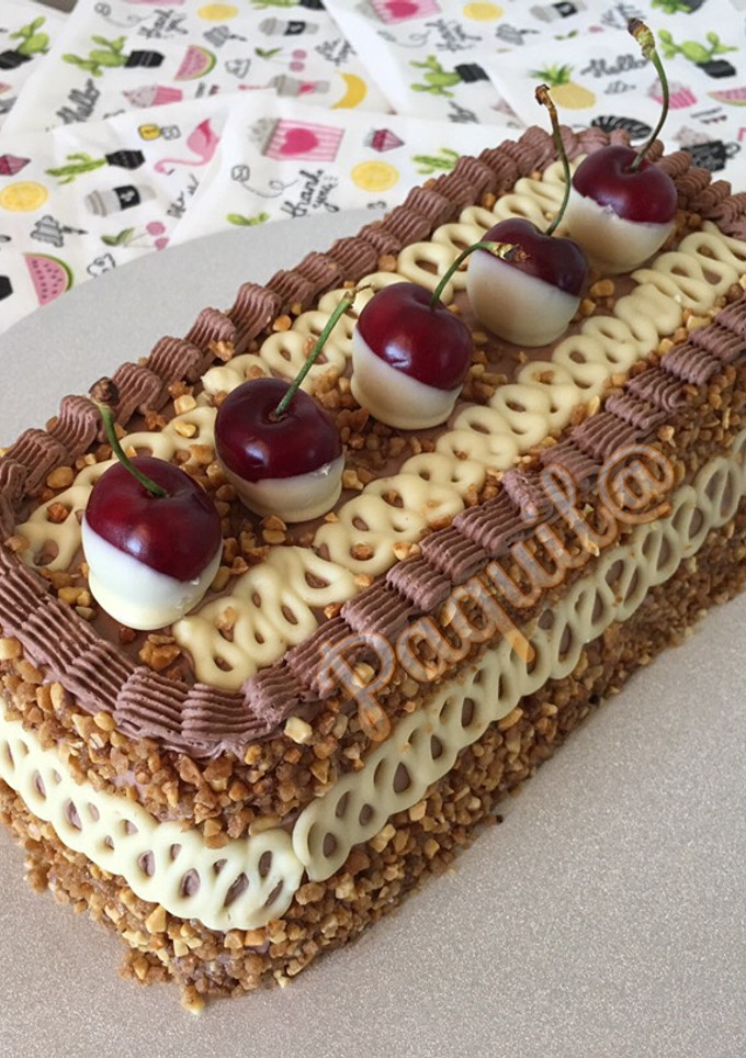 Una foto de Comtessa de topping con cacao y chocolate blanco