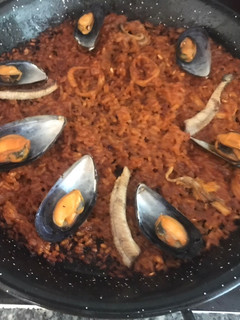 Una foto de Paella con anguila