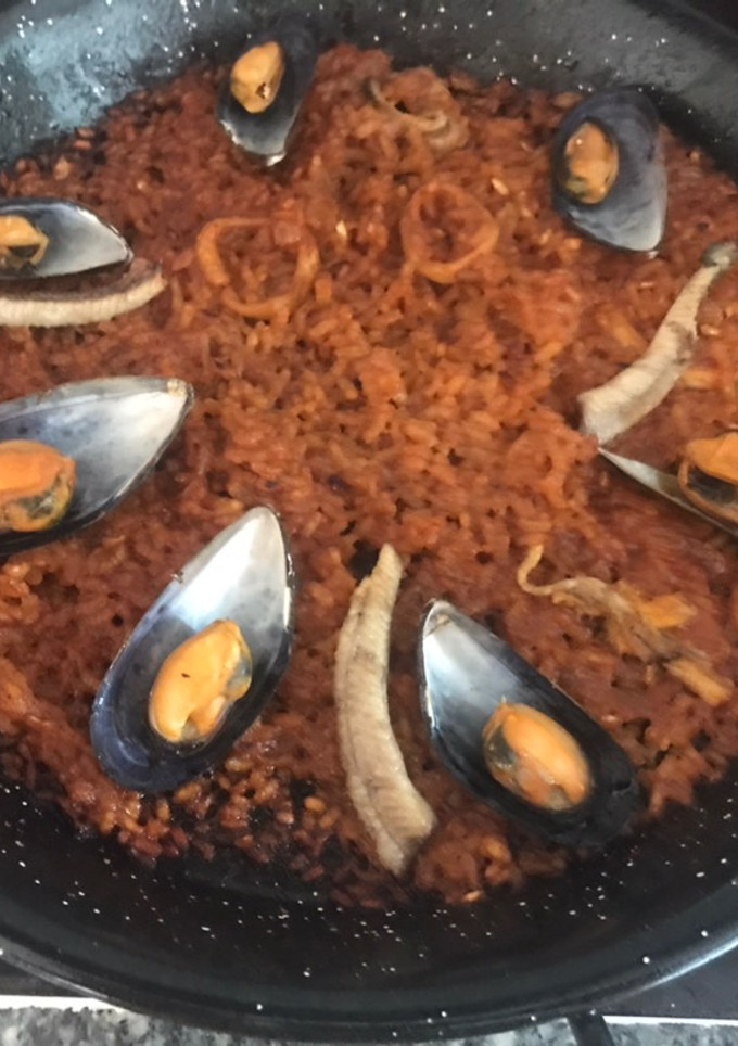 Una foto de Paella con anguila