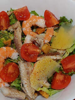 Una foto de Ensalada caballa con langostinos y mahonesa
