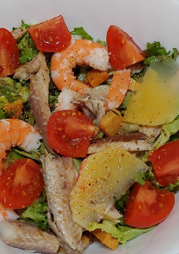 Una foto de Ensalada caballa con langostinos y mahonesa