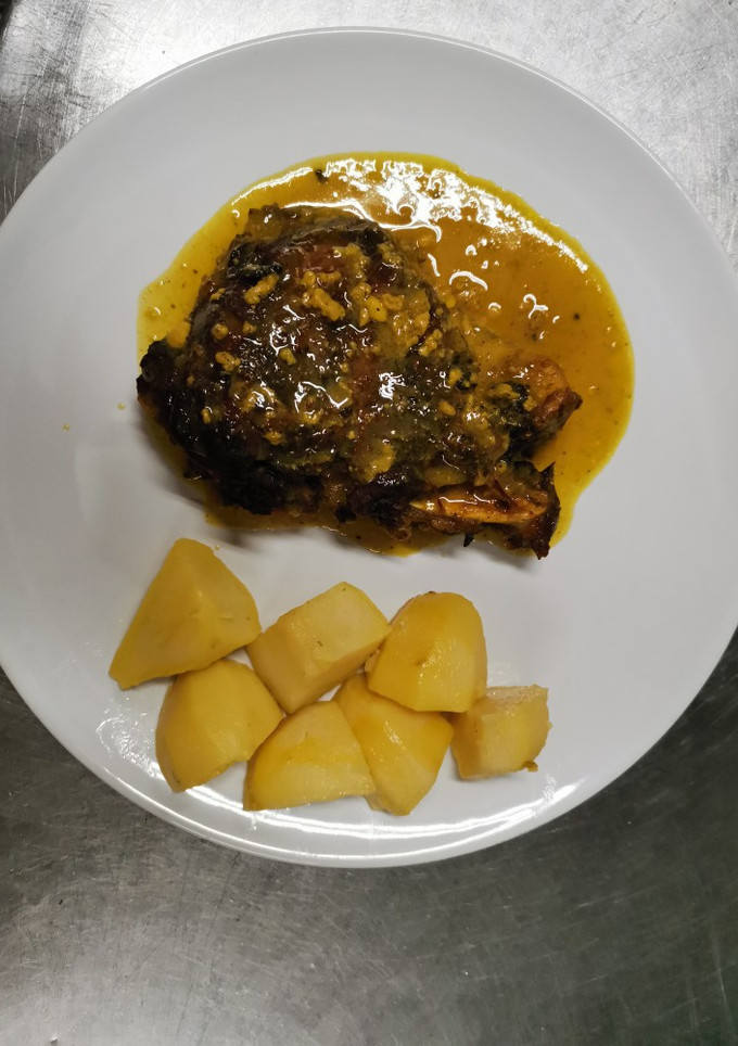 Una foto de Galta al horno con salsa de mostaza