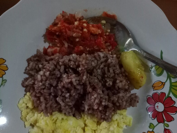 Cara Bikin Telur orak arik, nasi merah dan sambal rebusan untuk diet Rumahan