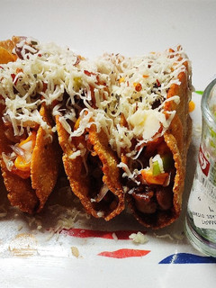 ચીઝી ટાકોઝ (Cheesy Tacos Recipe In Gujarati) રેસીપી મુખ્ય ફોટો