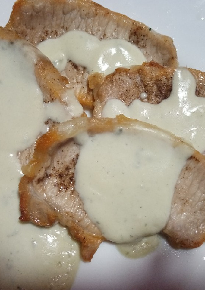 Una foto de Lomo de cerdo en salsa roquefort
