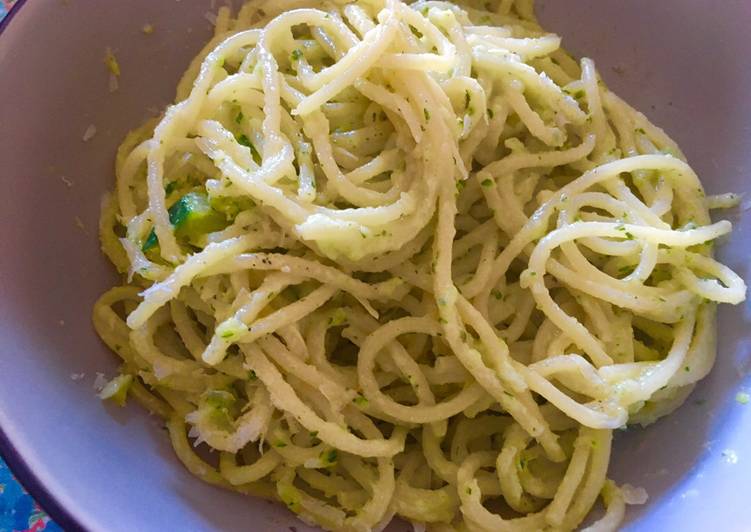 Spaghetti con crema di zucchine