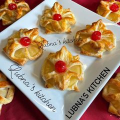 A picture of Puff pastry with pineapple:🥐🍍.