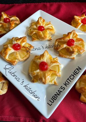 A picture of Puff pastry with pineapple:🥐🍍.
