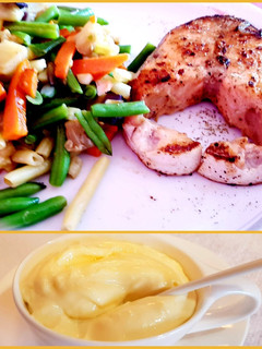 Una foto de Salmón a la plancha con wok de verduras y alioli