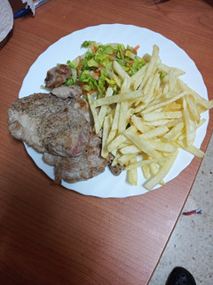 Una foto de Solomillo a la plancha con papas fritas y ensalada