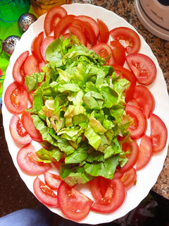 Una foto de Ensalada de tomate y lechuga