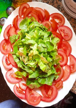 Una foto de Ensalada de tomate y lechuga
