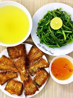 Hình của món Cá Lưỡi Trâu Chiên Giòn+Rau Muống Luộc.
