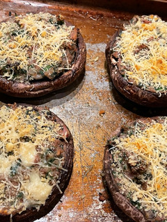 Una foto de 🧈PORTOBELLOS CON BEANS Y PROSCUITTO 🥓 🤤