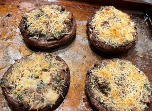 Una foto de 🧈PORTOBELLOS CON BEANS Y PROSCUITTO 🥓 🤤