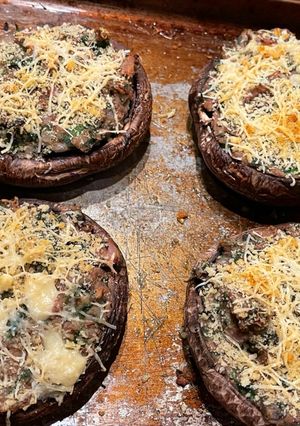 Una foto de 🧈PORTOBELLOS CON BEANS Y PROSCUITTO 🥓 🤤