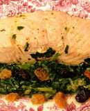 Salmón en crema de espinacas con pasas y arándanos