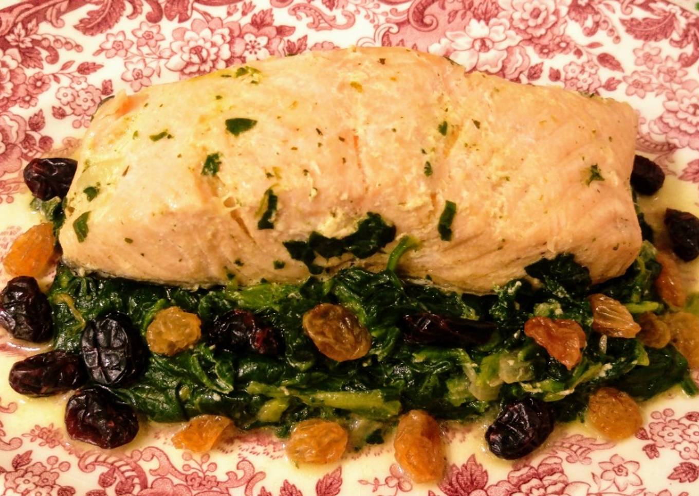 Salmón en crema de espinacas con pasas y arándanos