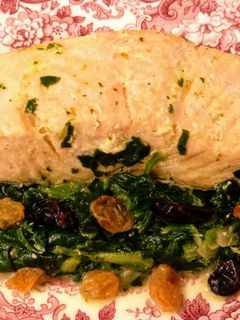 Una foto de Salmón en crema de espinacas con pasas y arándanos