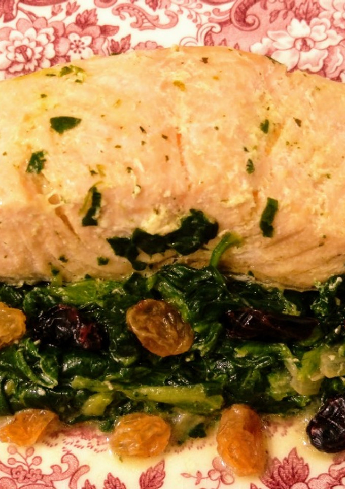 Una foto de Salmón en crema de espinacas con pasas y arándanos