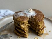 Una foto de hot cakes de calabaza