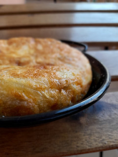 Una foto de Tortilla de patatas con queso azul