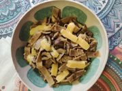 Una foto de salteado de champiñones y shiitake